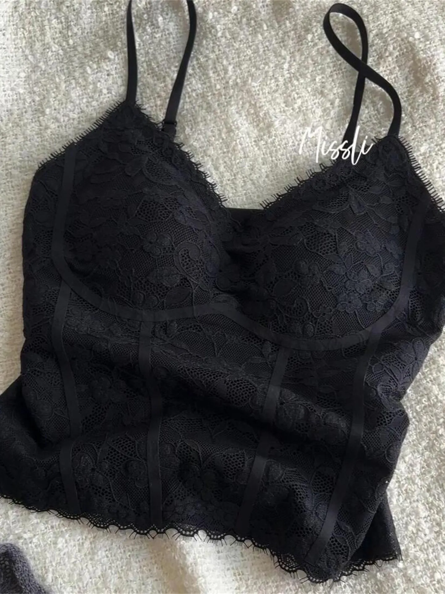 

Женский топ Pure Desire Lace Fibone с кружевными бретелями, осенне-зимний, с эффектом пуш-ап, со встроенными чашечками, для ношения как под одеждой, так и как самостоятельный элемент гардероба.