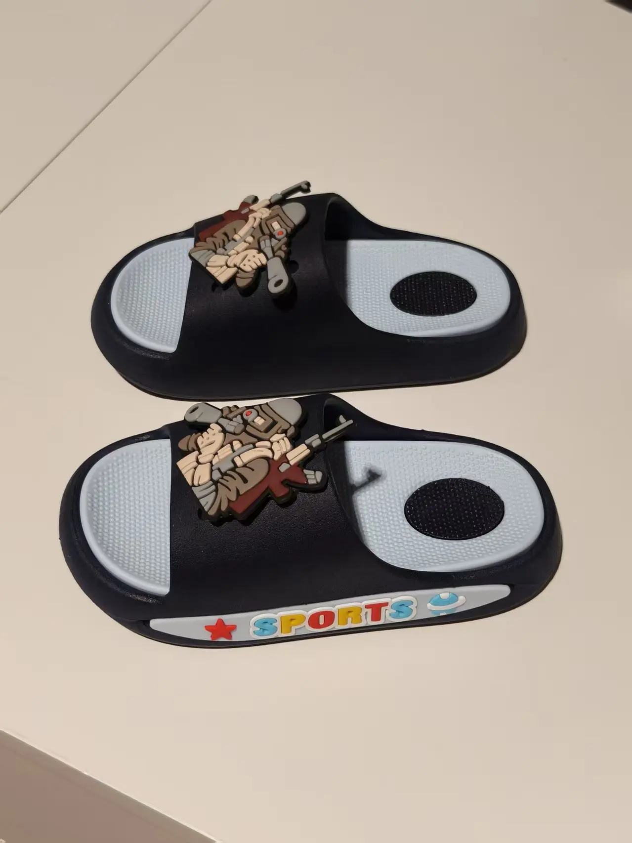 

Summer new style soft sole slippers for children, boys and girls, suitable for home wear.