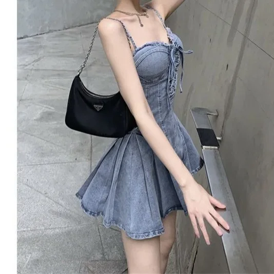 Vestido Mini Feminino Elegante em Jeans com Renda e Babados, Sem Mangas, Modelo Evasê, para o Dia a Dia e Festas