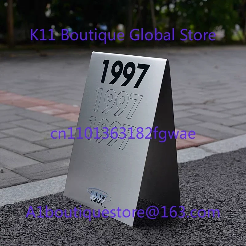 

Вертикальная вывеска от пола до потолка из нержавеющей стали. Зеркальный рекламный щит Доска для витрины кофейни. Индивидуальный стол