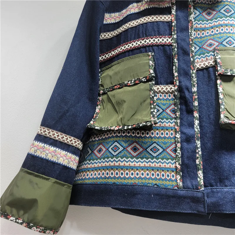 2026 Giacca corta in denim patchwork color block di nuovo design all'inizio della primavera 2026, top stile vintage con colletto rovesciato semplice di fascia alta da donna