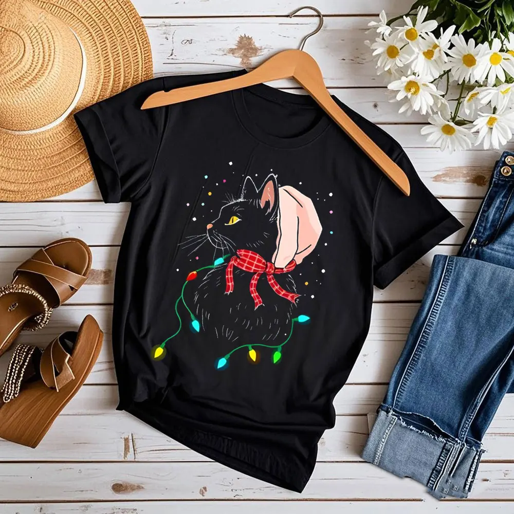 

Festive Black T-Shirt with Black Cat in Santa Hat & Christmas Lights Graphic Casual Clothes Streetwear Camisetas Mujer