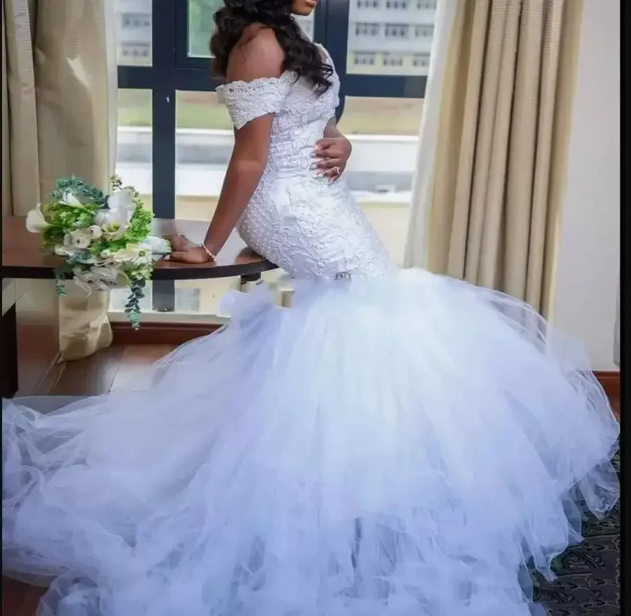 ชุดแต่งงานทรงเมอร์เมดแบบเปิดไหล่ประดับลูกไม้สั่งตัดพิเศษสำหรับเจ้าสาวผิวสีดำสไตล์วินเทจ