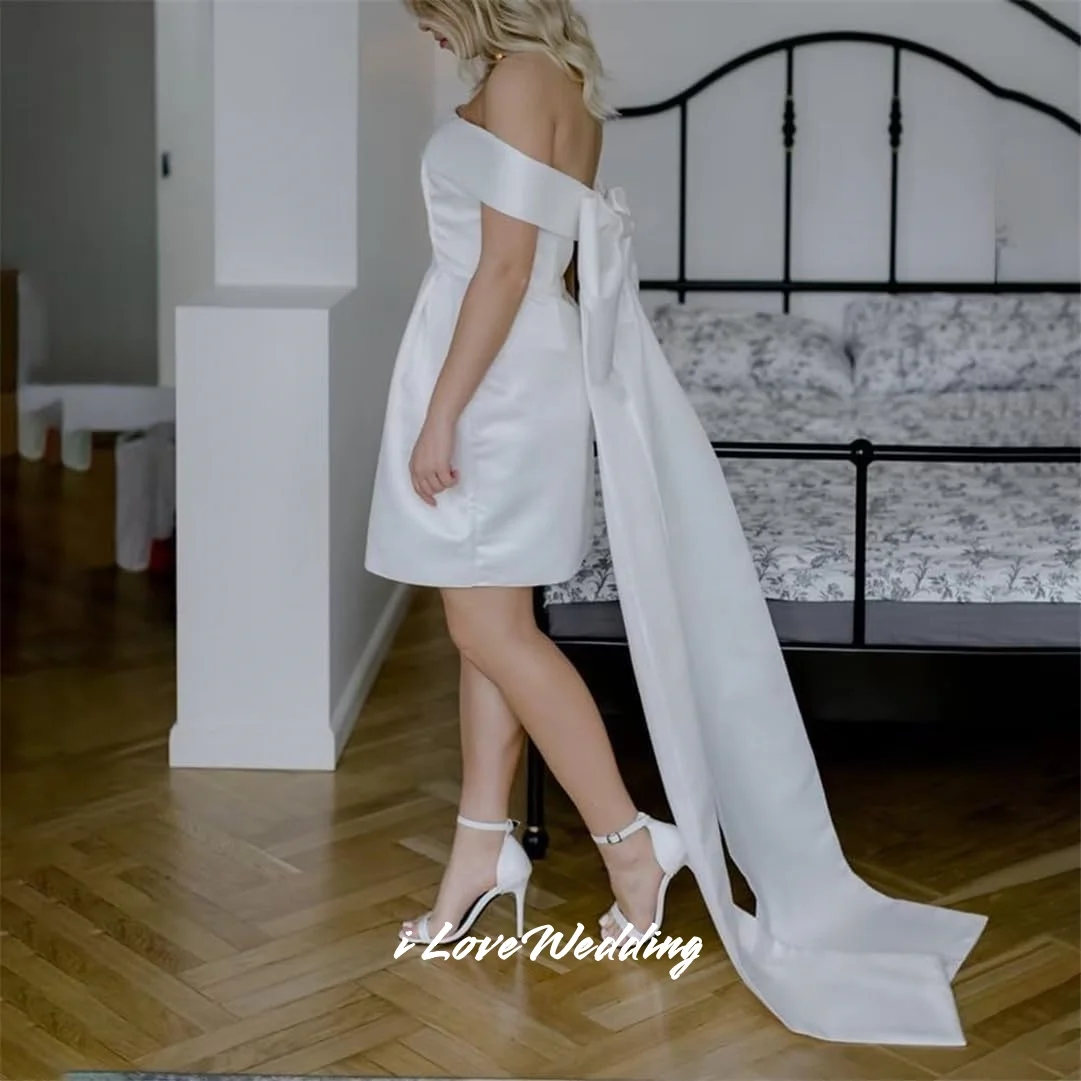 فساتين زفاف بيضاء بدون حمالات 2025 ساتان بدون أكتاف تنورة قصيرة على شكل حرف a من الخلف بفيونكة كبيرة مطوي فساتين حفلات الزفاف حسب الطلب