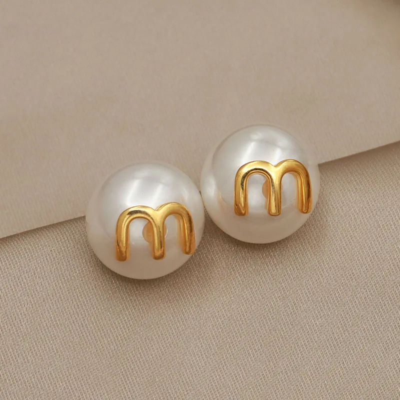 French Style Summer New Design High Quality  Niche Minimalist Pearl Letter M Light Luxury Earrings for Women Jewelry.