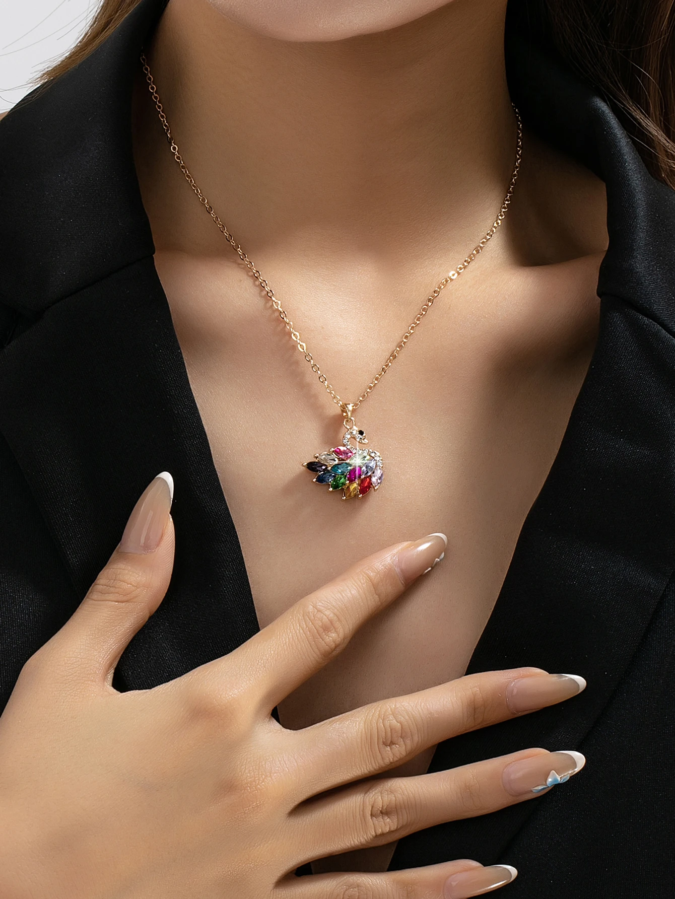 1 Elegant and Stunning Colorful Rhinestone Swan-Shaped Pendant Necklace for Women, Suitable for Wearing on Dates and Banquets