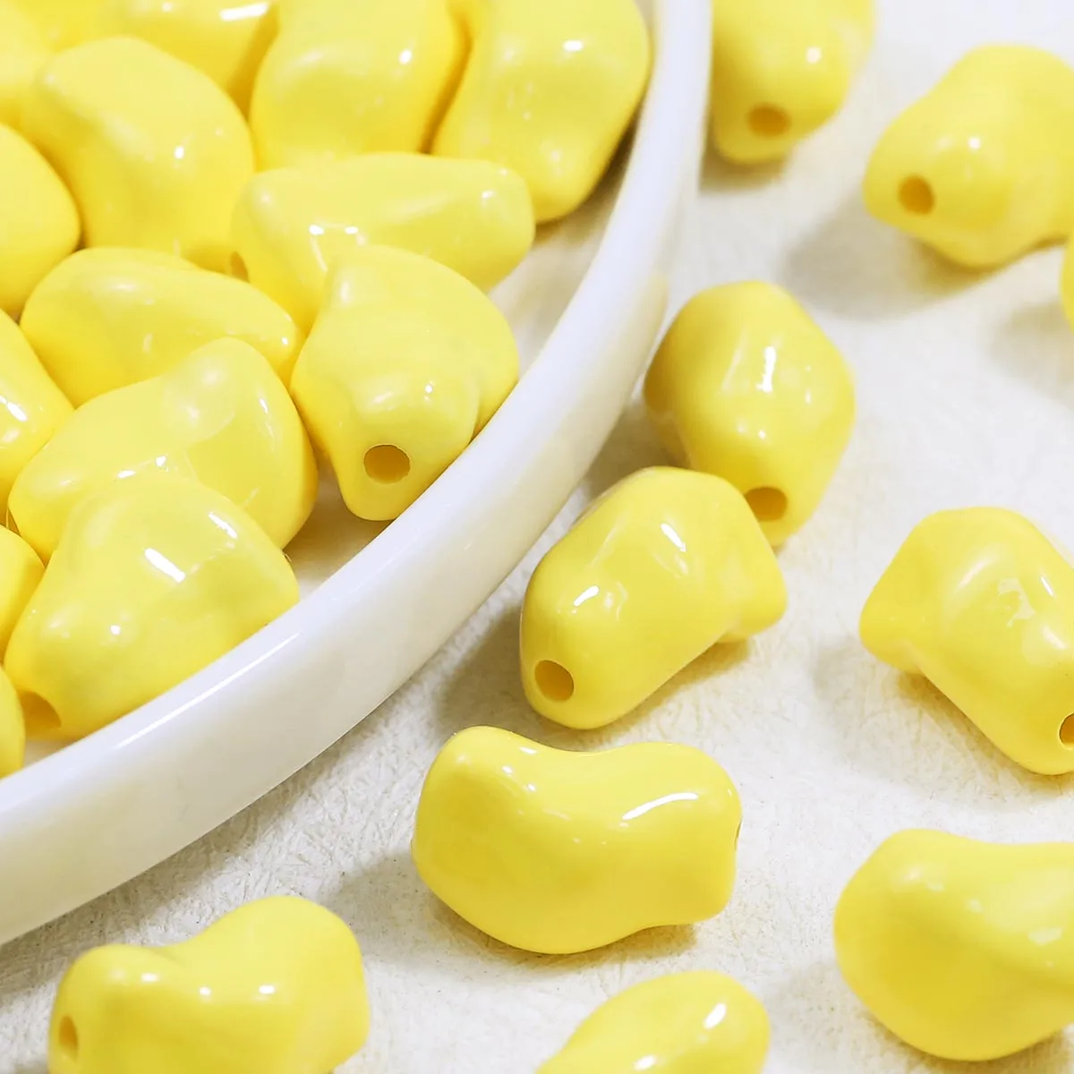 Chips acrílicos amarelos de 20x13mm – faça você mesmo feito à mão para fazer joias, cordas de contas soltas e acessórios