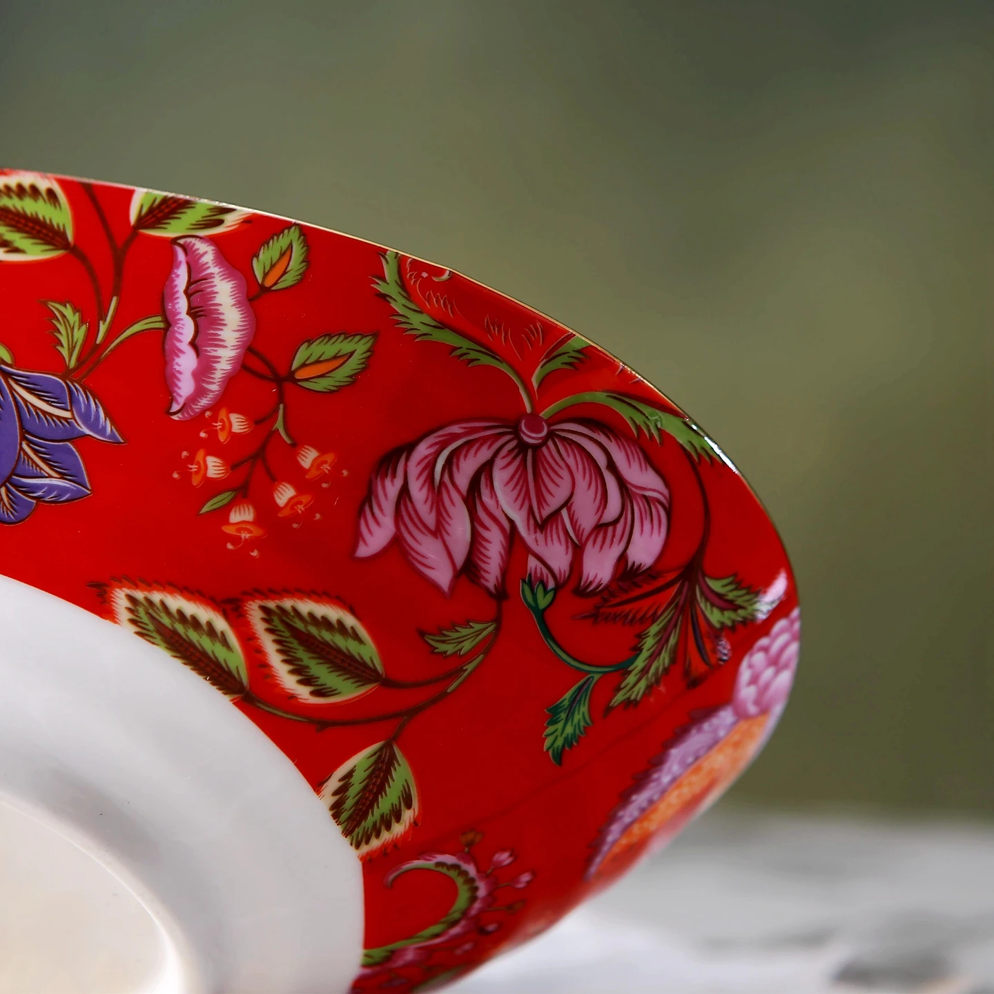 European court style floral gold edged ceramic plate, exquisite painted clubhouse tableware, red circular plate