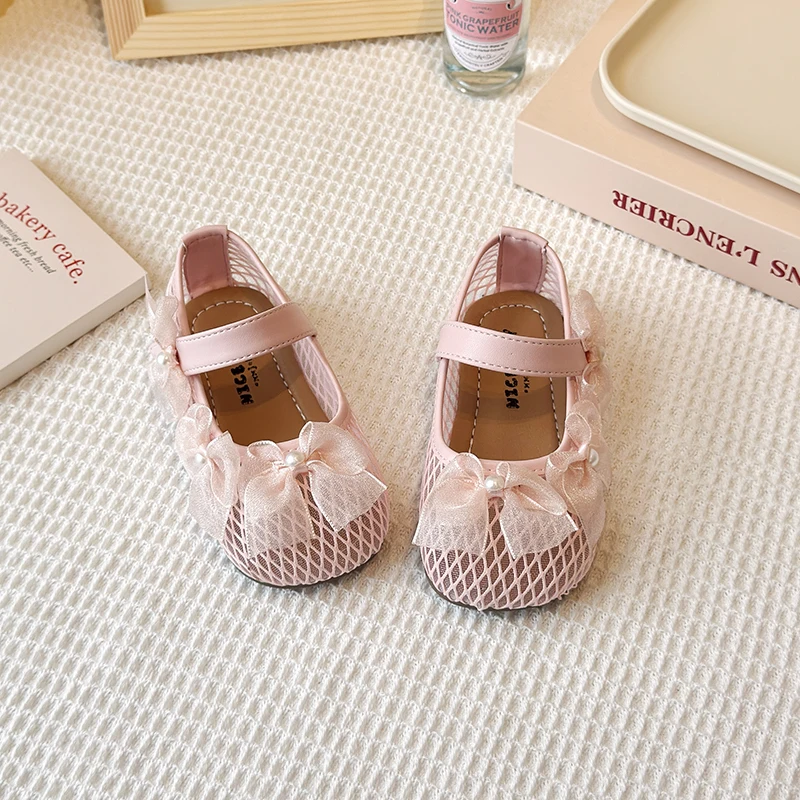 

Детские сандалии для девочек, новинка лета 2025 года, модная нескользящая универсальная шикарная обувь с мягкой подошвой в корейском стиле и галстуком-бабочкой с вырезами