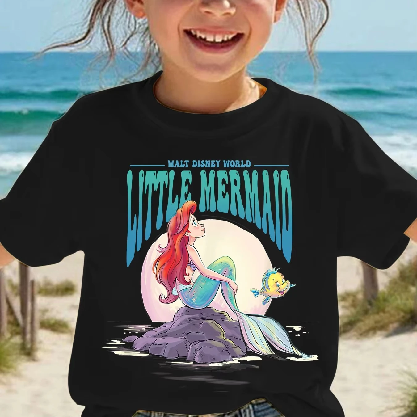 

Летняя футболка Disney Little Mermaid Girl с принтом принцессы Ариэль, сидящей на рифе и смотрящей на луну, с принтом звезд, повседневная, с круглым вырезом