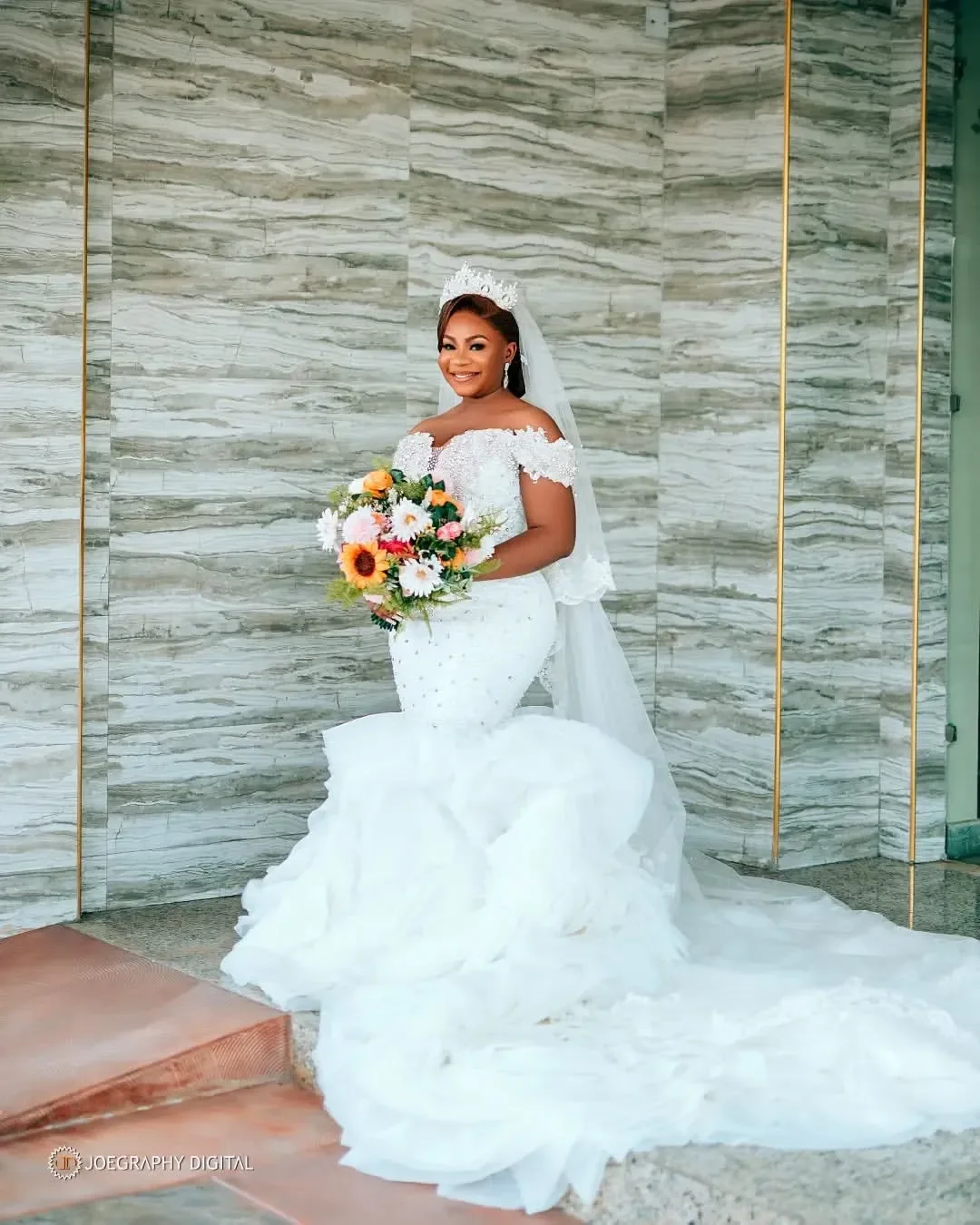 Personalizado fora do ombro cristais brilhantes contas vestido de casamento trem varredura robe de mariée plus size camadas babados vestido de noiva