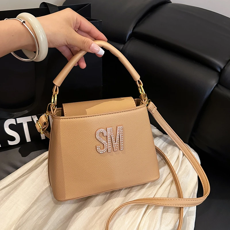 ​ ​ حقيبة صندوقية منظمة لعام 2025، محفظة كتف بمقبض علوي مستوحى من الطراز العتيق للنساء، حقيبة كروس قابلة للتحويل ليلاً ونهارًا