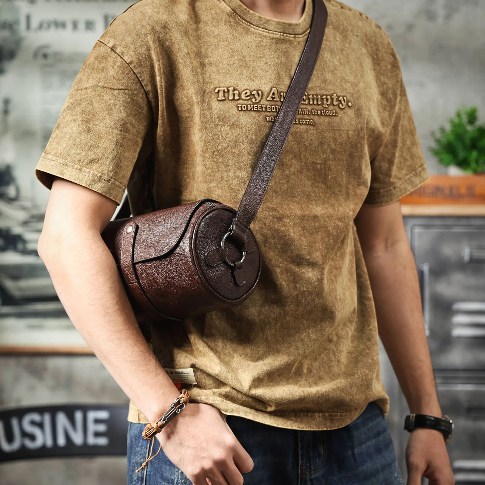 S.worker Echtleder Herren Mode-Umhängetasche aus hochwertigem Rindsleder, Unisex Handgefertigte Casual Zylindertasche – Detail 3