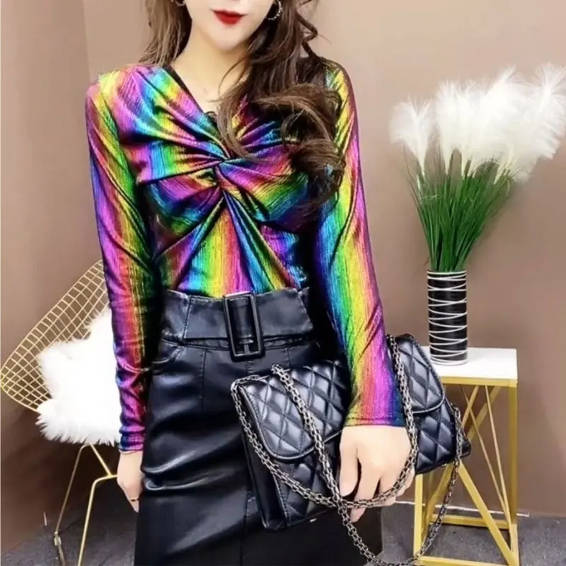 Korean Glossy Contrasting Colors Slim T-shirt 2023 Spring Autumn Long Sleeve Female Clothing Sexy V-Neck Stylish Folds Pullovers