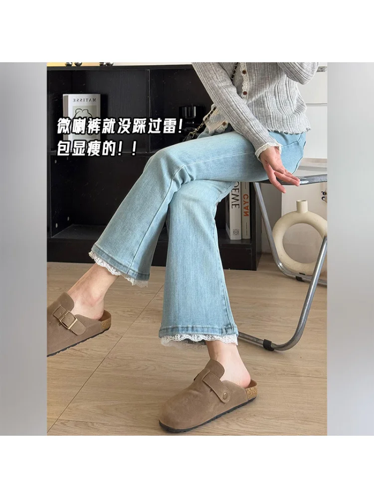 جديد 2026 جينز نسائي أزرق فاتح متوهج عالي الخصر مزين بالدانتيل سروال دينم فضفاض مناسب للربيع بنطلون جرس سفلي للتخسيس غير رسمي