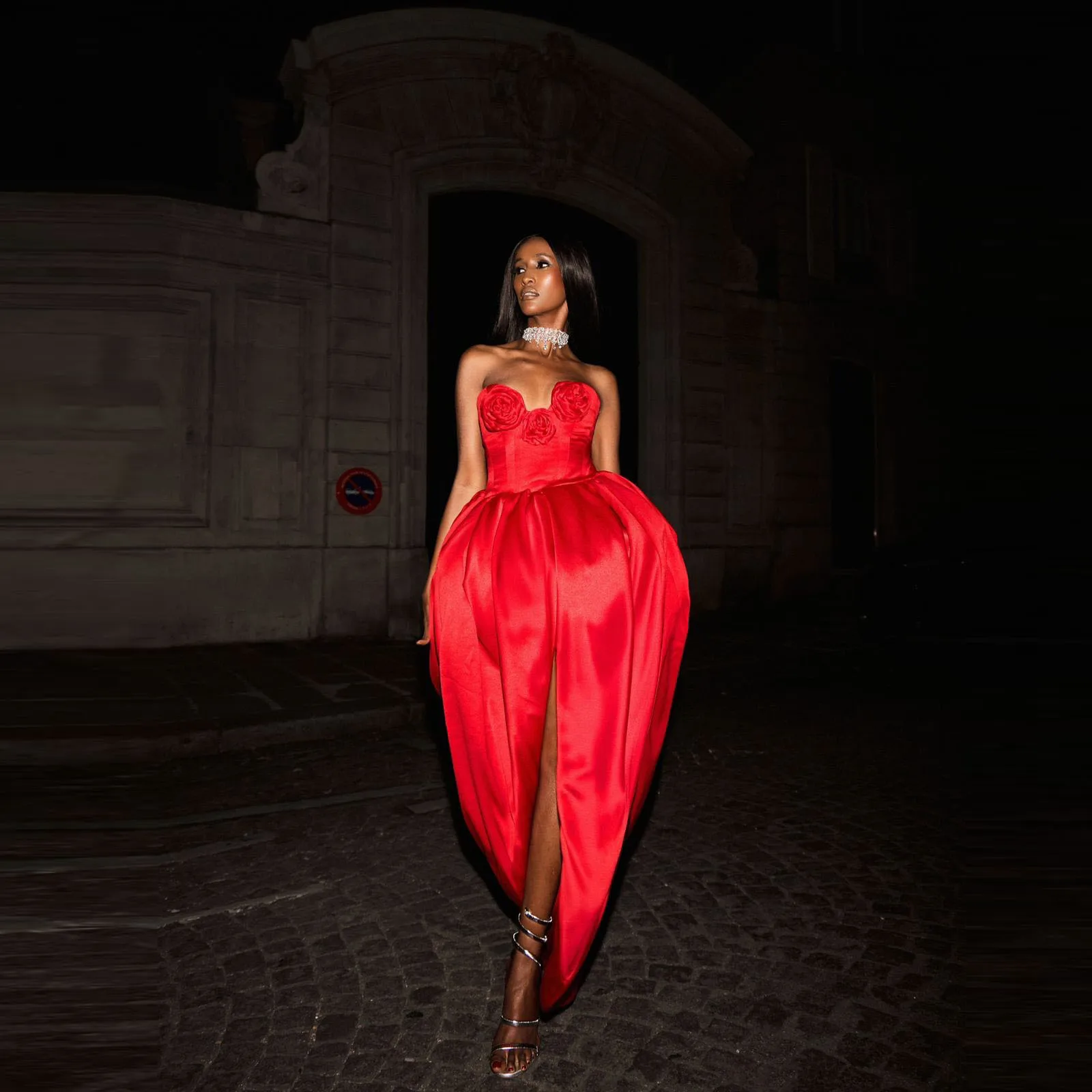 Czerwona suknia wieczorowa bez ramiączek – satynowa suknia balowa z wysokim rozcięciem i różowymi zdobieniami, obfita suknia balowa, luksusowa suknia formalna