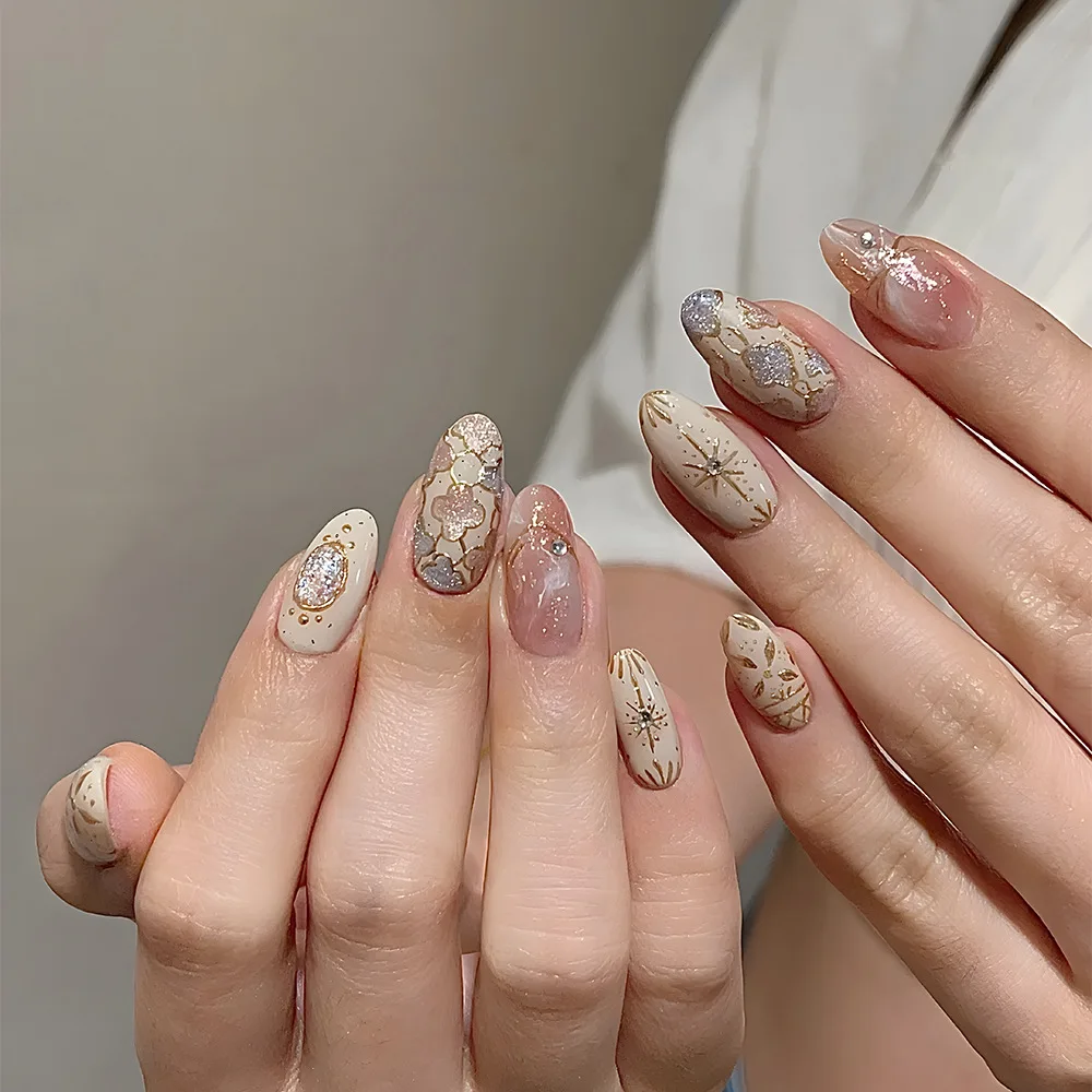 

2026 New Simple 3D Gilded Rhinestone Wearable Nail Art, Baroque Retro Nail Tips, 24 Pieces of False Nails