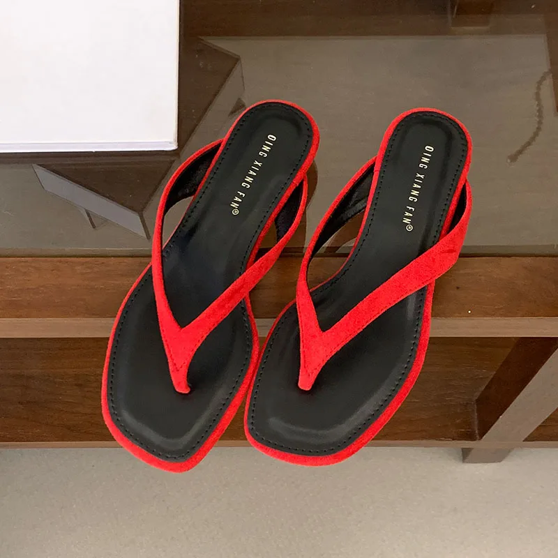 Neu im Sommer: Damen-Pantoletten, Flip-Flops für Frauen, niedriger Absatz, Keilabsatz, Designer-Schuhe, modische offene Zehensandalen, Damen-Schuhe. – Detail 9