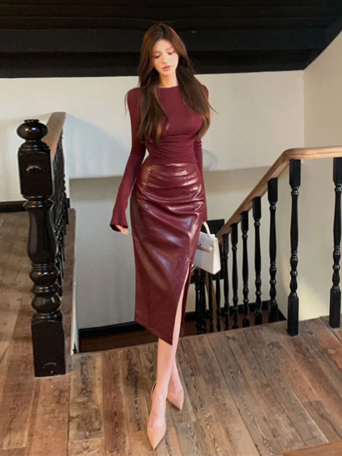 

Элегантный женский комплект для весеннего сезона: футболка с длинным рукавом и юбка-обертка, удобный хлопковый наряд в винтажном стиле.