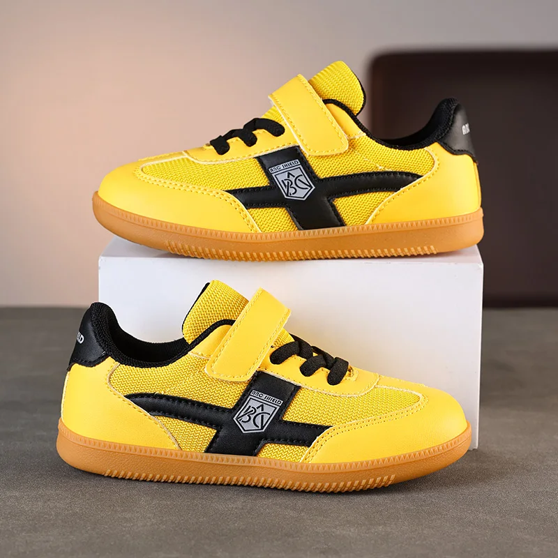 

A pair of boys' sports shoes, with breathable mesh upper, soft and durable sole, and a convenient Velcro designCW-T2605