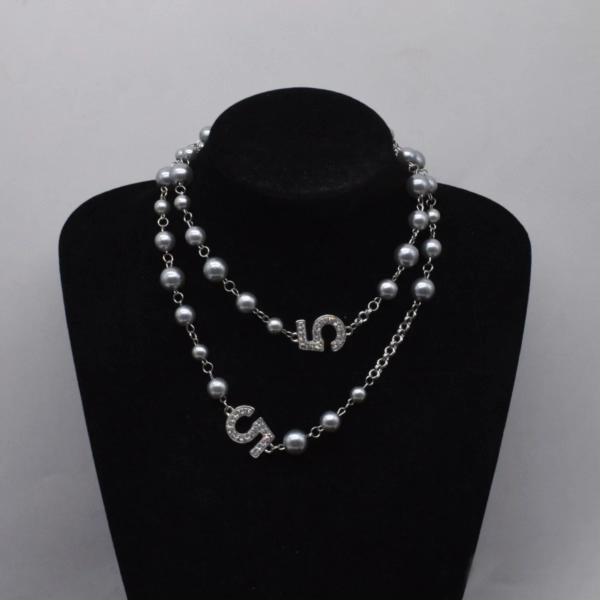 Fashion Senior Sense Grey White Pearl Necklace Niche Design Personality Simple Rhinestone Letter Pendant Sweater Chain