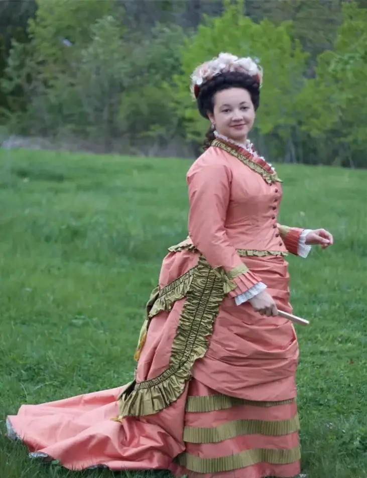 

Винтажное викторианское платье 1870-х годов в стиле Дарвудской дюхессы, с оборками и баской, для выпускного бала, историческое, маскарадное, элегантное бальное платье