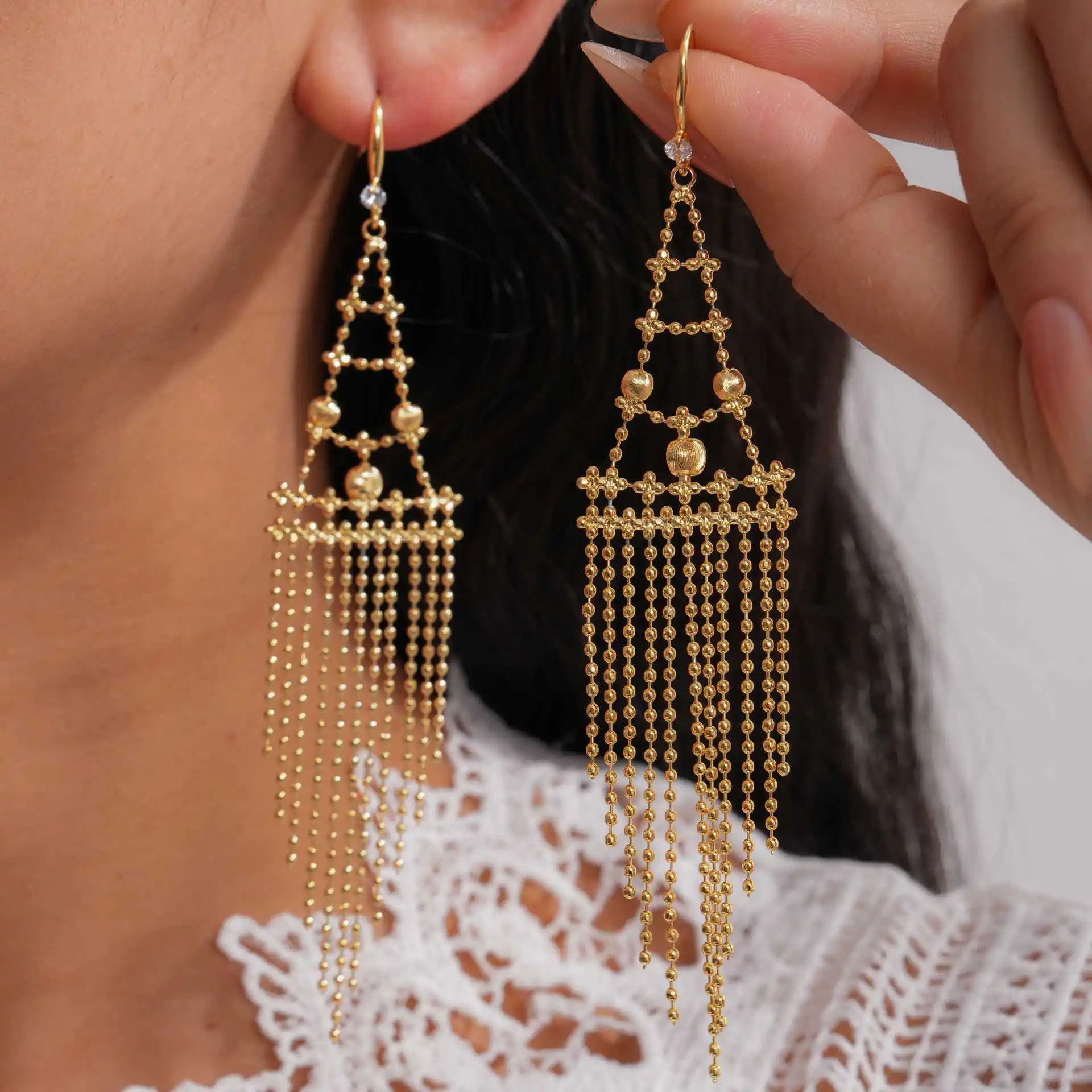 

Glamour Retro Golden Chandelier Tassel Copper Earrings for Women Retro Sparkling Tiny Zircon Long Drop Earrings Banquet Jewelry