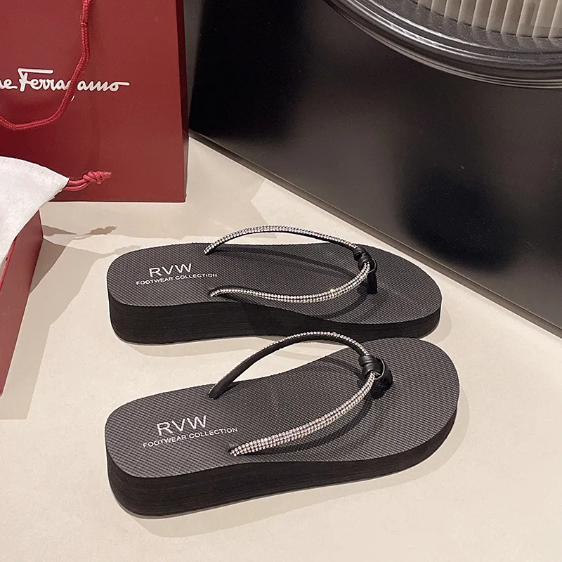 New Beach Slippers for Women's Summer Fashion Wearing Rhinestone Flip Flops with A Thick Heel and A Sloping Heel Clip on Sandals
