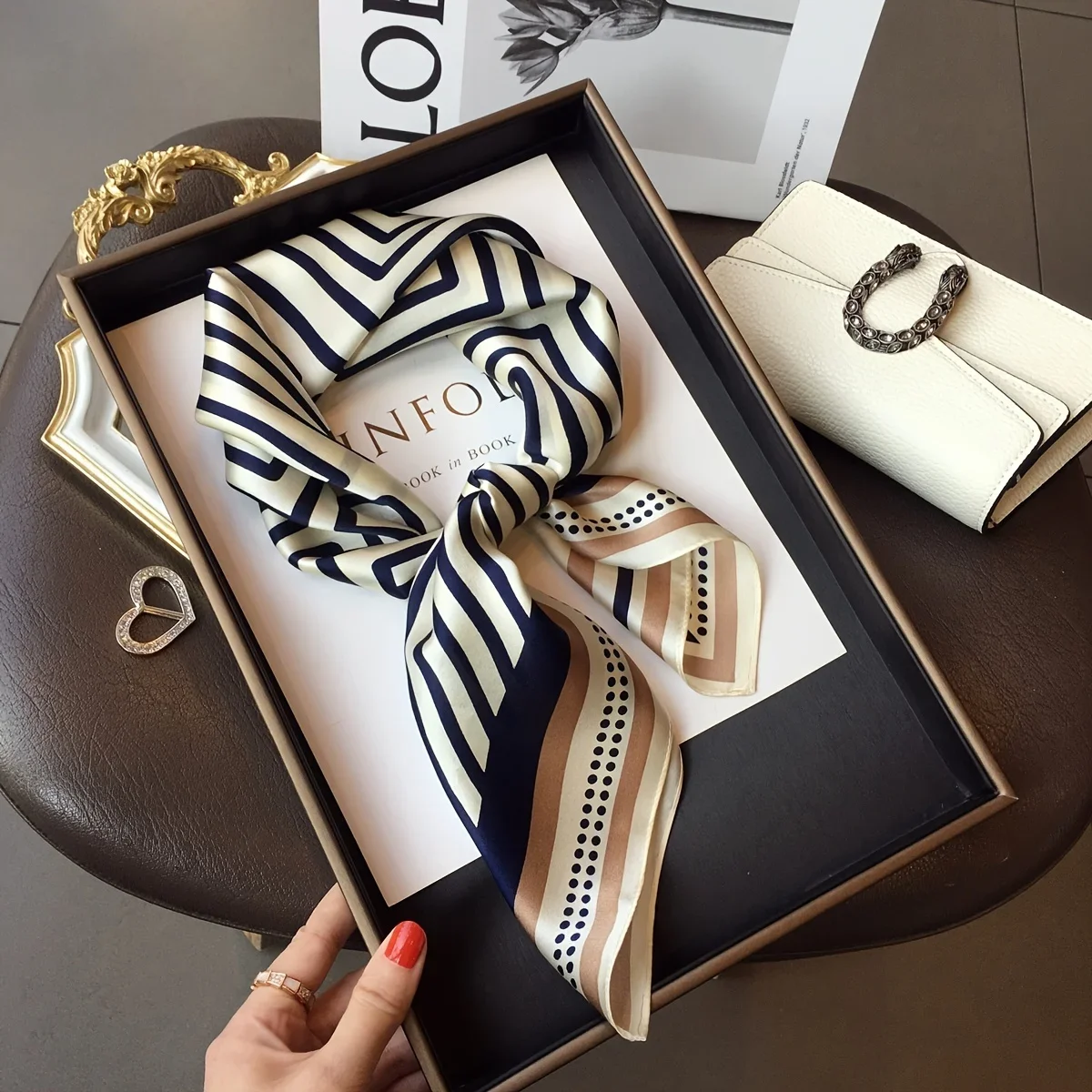 وشاح أنيق على الطراز الشمالي لجميع المواسم مصنوع من الحرير الصناعي وشال مربع كبير وبسيط وأنيق للزينة للمراهقين