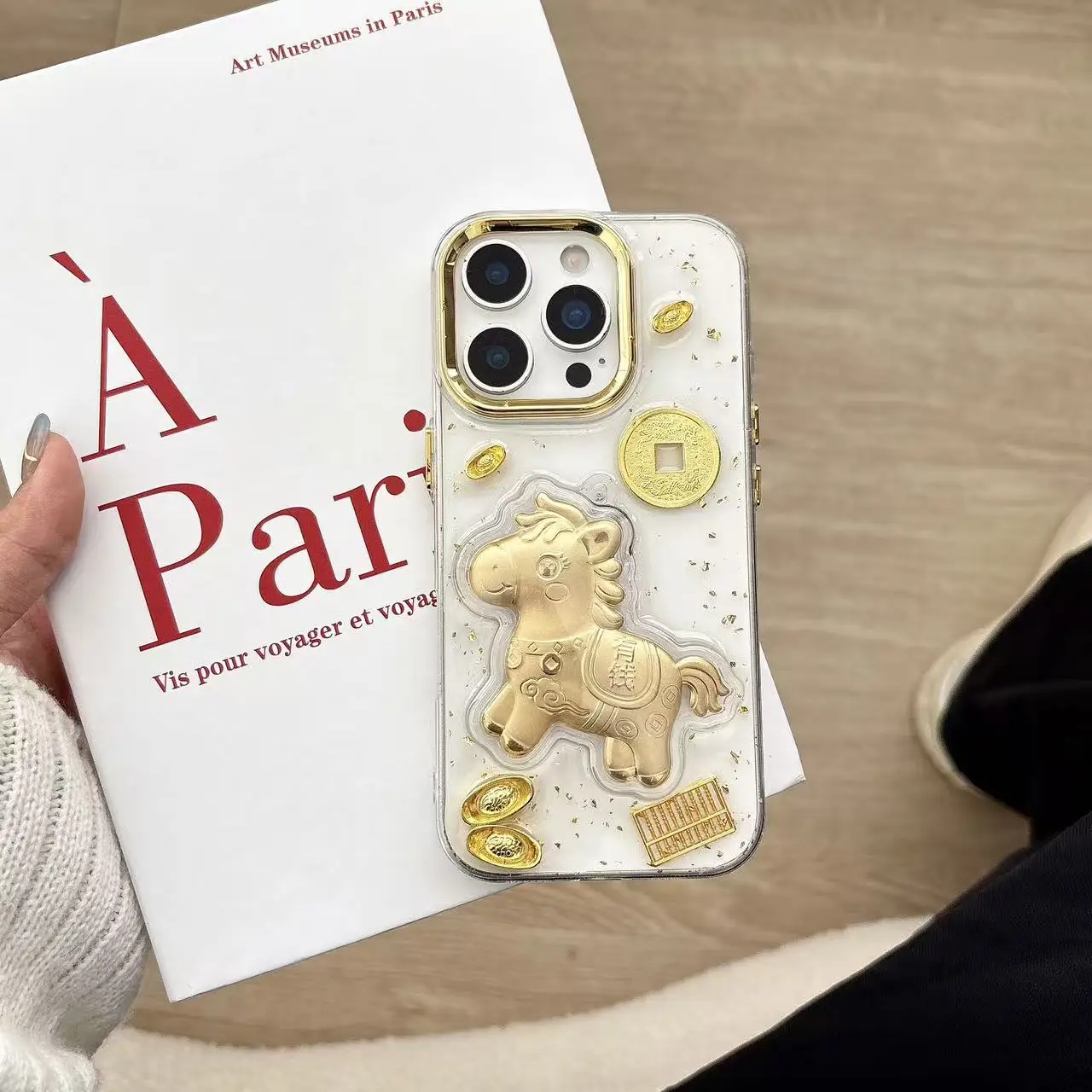 مناسبة لهاتف أبل آيفون 17 برو مار 17 اير 15 14 11 12 13 برو 16 بلس حافظة هاتف 2025 حصان المال منزل جديد لامعة غطاء السنة الجديدة