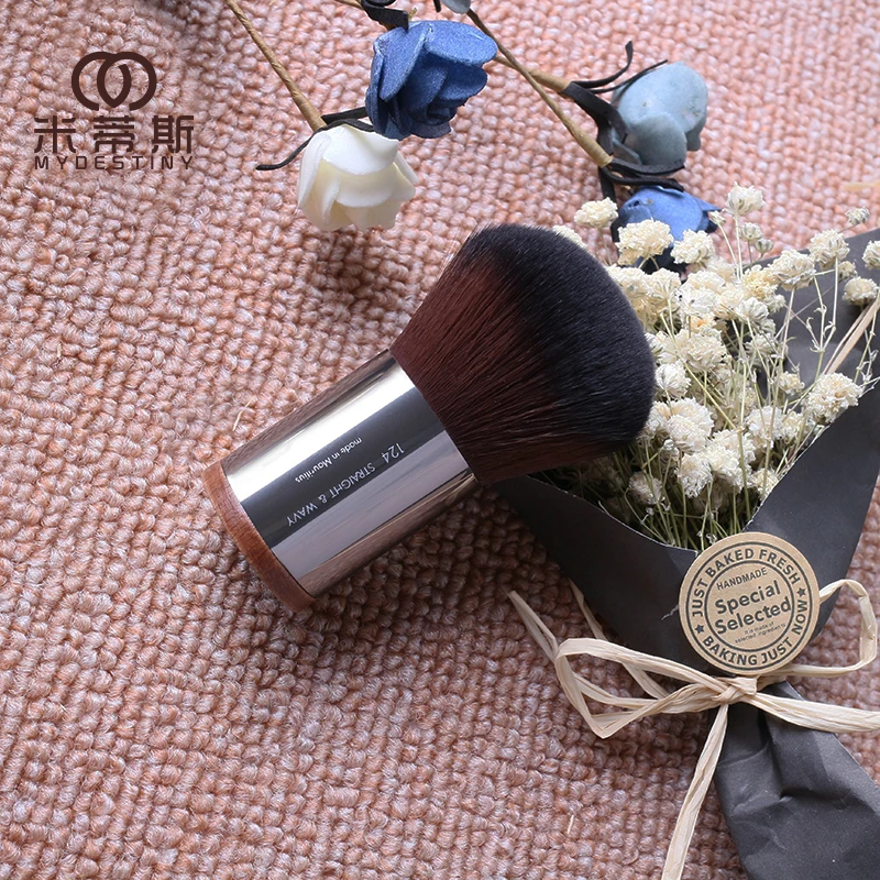 Brocha de maquillaje serie MUF MUF124, brocha para polvos sueltos, pelo de fibra suave, brocha para polvos sueltos exquisita portátil de madera maciza marrón