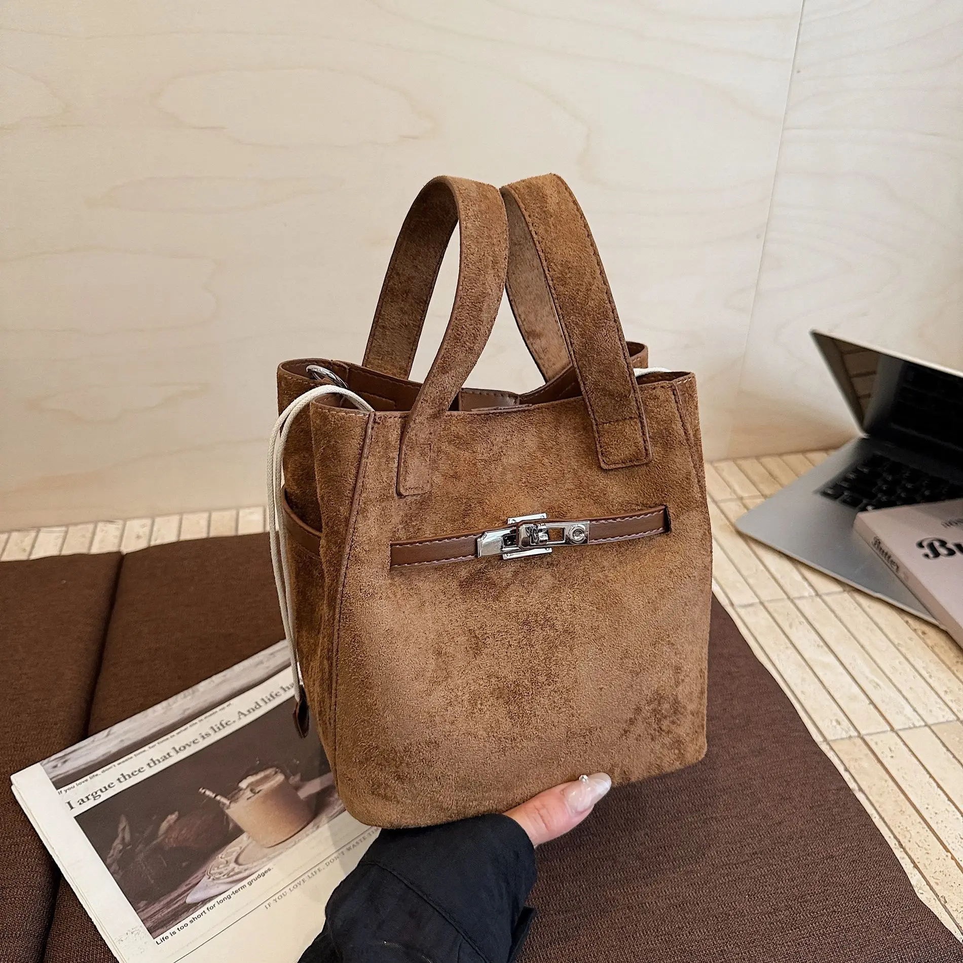 

Ручная сумка-ведро из мягкой кожи с тиснением личи, 2025, легкая роскошная сумка с диагональным крестом в стиле ретро для поездок на работу