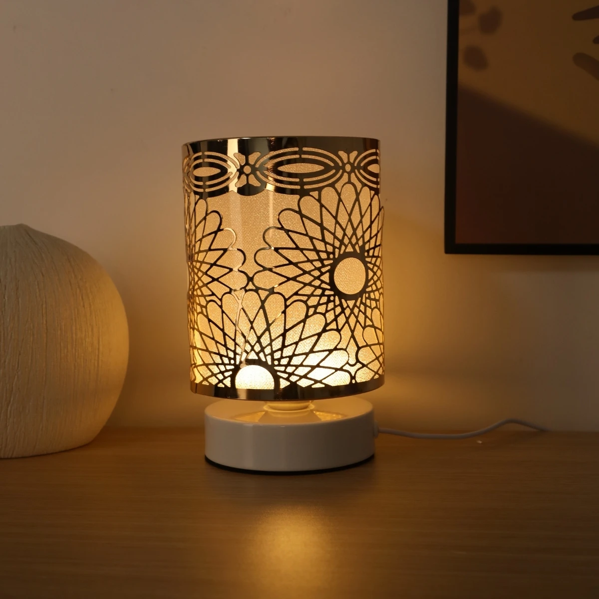 Creative design hollow LED night light, USB powered warm color light suitable for living room, party, bedroom decoration light