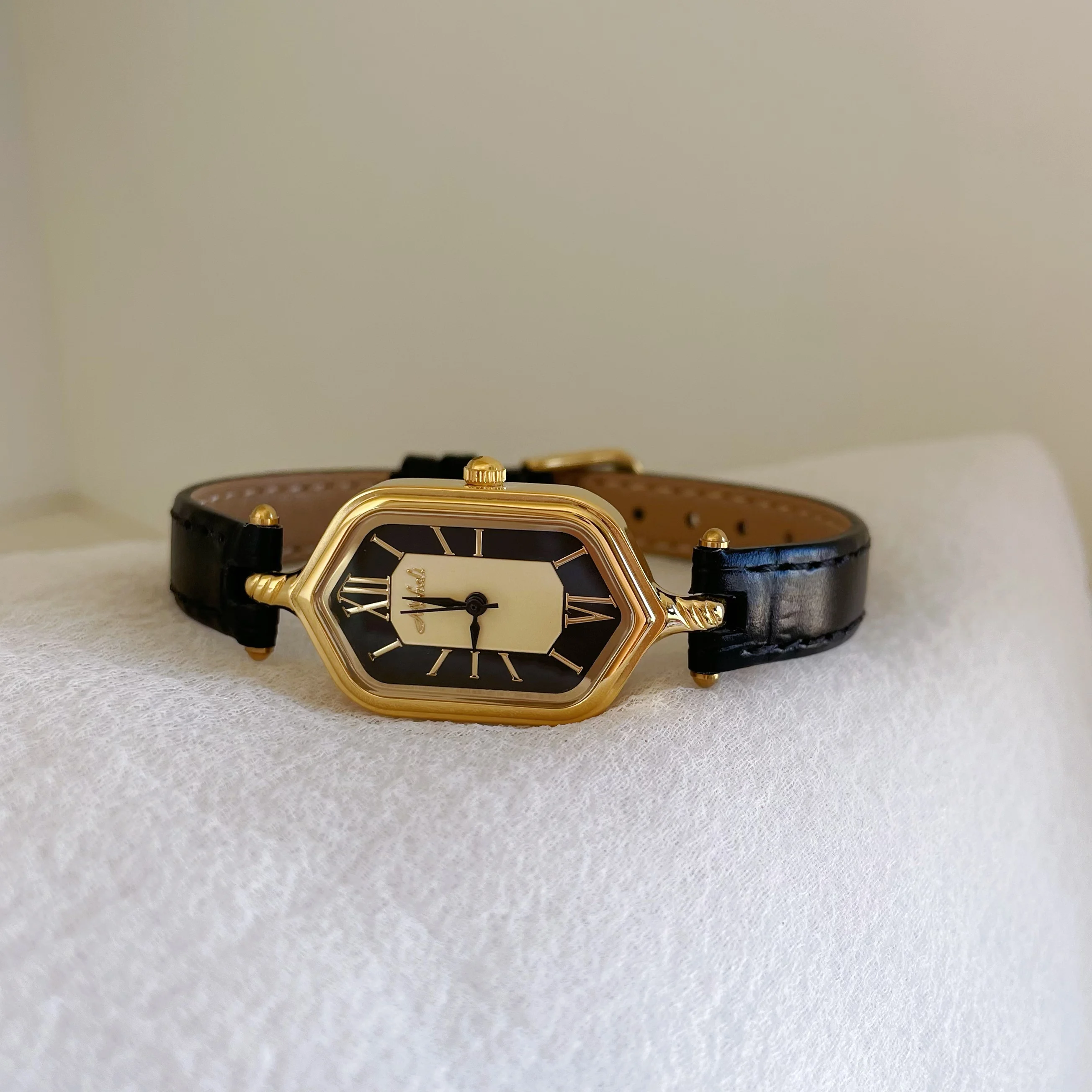 Leather Watch Women'S Polygonal Designer Watch Simple Temperament Fashion Luxury New Women'S Quartz Watch Birthday Gift