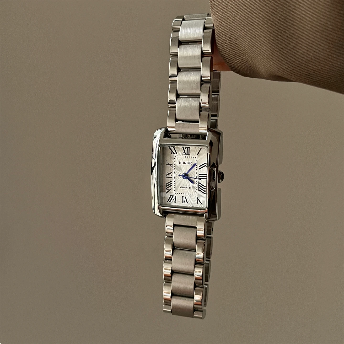 Relógio de pulseira de aço oco e fino para mulheres moda luz luxo alto valor versátil elegante e requintado senhoras relógio de quartzo