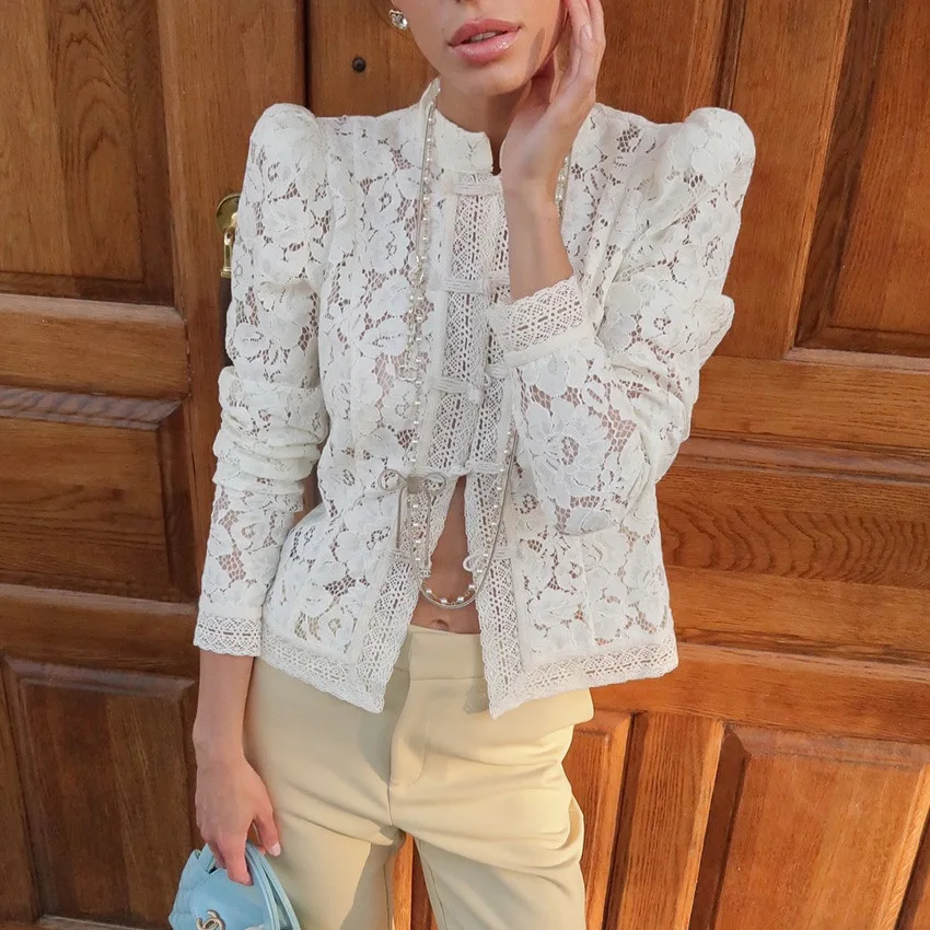 

Весенне-летняя блузка с кружевным воротником-стойкой и узором крючком, приталенного кроя — дизайнерская женская мода, элегантная и подходящая для офиса.