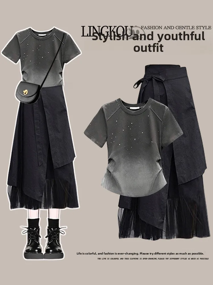 

Комплект в уличном стиле больших размеров: летняя футболка с круглым вырезом, приталенная, с градиентным эффектом и коротким рукавом, с дизайнерским акцентом, и юбка — комплект из двух предметов