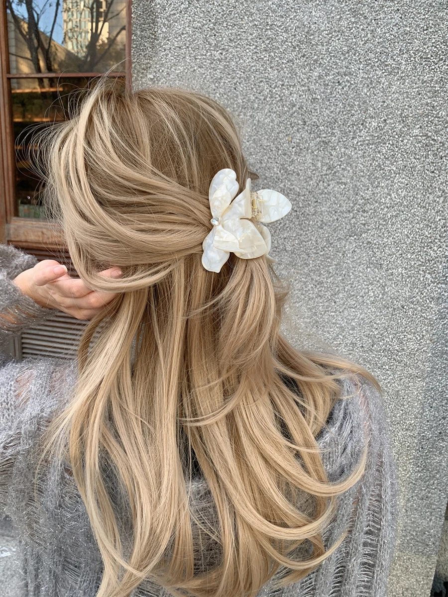 

Super beautiful three-dimensional triangle plum grab clip, French light luxury disc hair shark clip exquisite