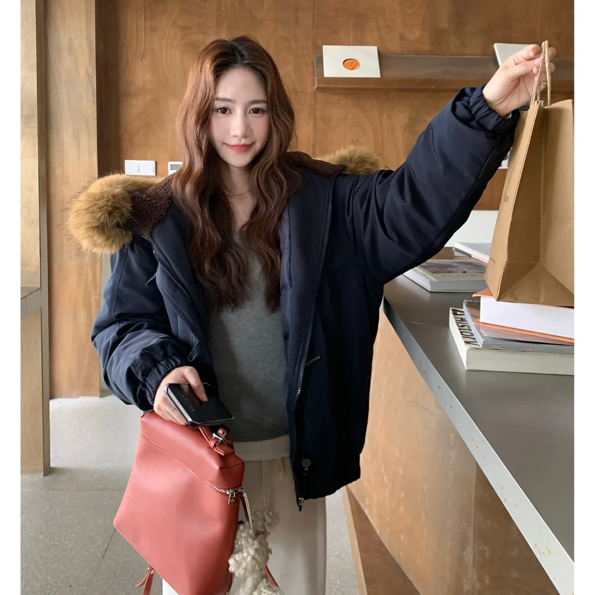 

Новая женская теплая хлопковая куртка в стиле ретро 2025 года с меховым воротником и пуховиком с роговой пряжкой, утолщенный стиль спецодежды для переобуждения