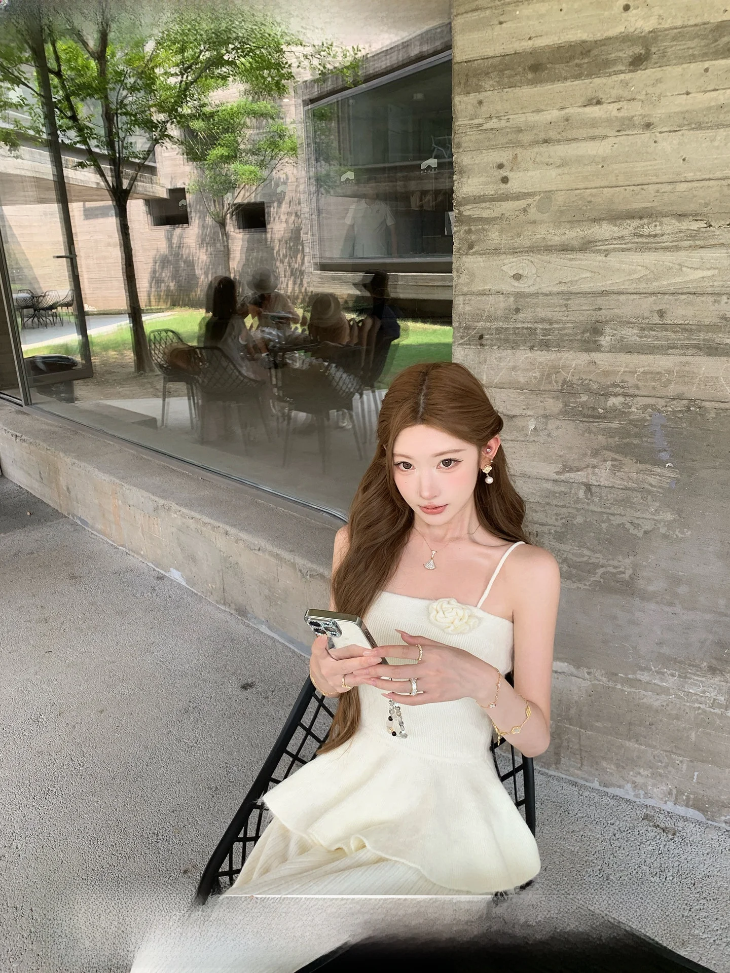 

NMIOK Белый вязаный комплект с открытым кардиганом и повседневными брюками: модный, мягкий, стройнящий женский ансамбль для ранней осени