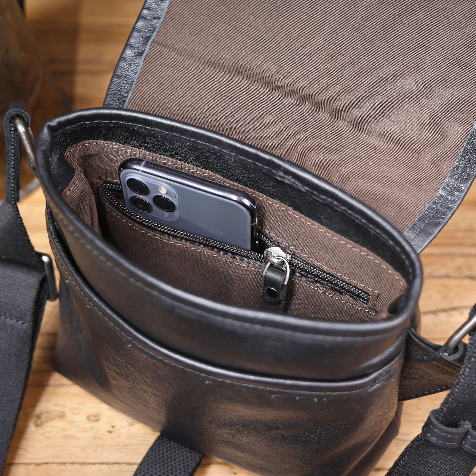 S.WORKER Modische Echtleder-Umhängetasche für Herren, Vollnarbig, Trendige Casual-Crossbody-Tasche, Mini-Umhängetasche für Handy und Schlüssel – Detail 18