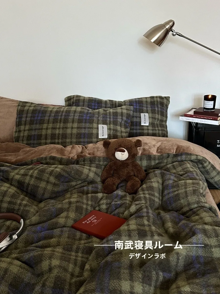 

Retro een Plaid Thiened Woolen Simulation Four-Piece Bedding Set Warm Milk Velvet Winter Comforter Set for Everyone