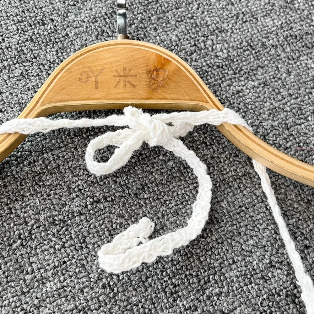 Neues Polyester-Strandoutfit: Hochtailliertes, gestricktes Neckholder-Top mit weitem Bein und kurzer Hose für den Urlaub am Meer – perfekt für Fotoshootings – Detail 2