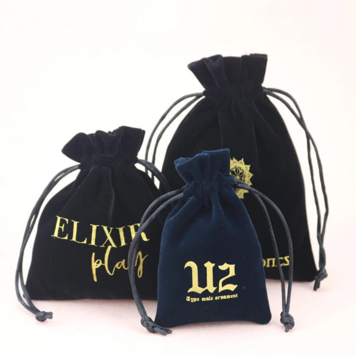 

50 шт., бежевый персонализированный логотип, ювелирные изделия, сумка-защелка из микрофибры, 8x8 см, сумка на пуговицах, вставка 6x6 см, серьги-гвоздики, подушечка для ожерелья, карта