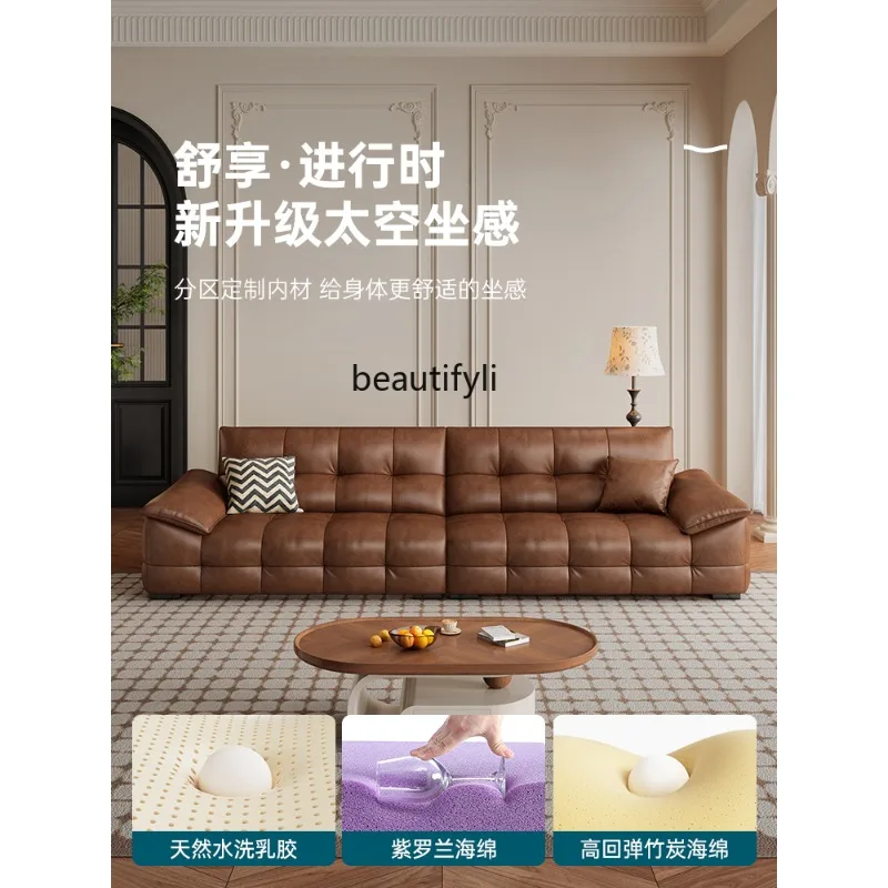 أريكة جلدية من الشمع الزيتي، شقة صغيرة قديمة لغرفة المعيشة، صف مستقيم من كتلة التوفو، طبقة أولى من جلد البقر