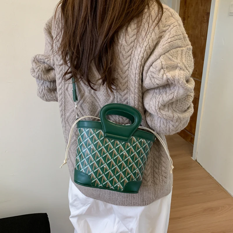 

Женская изогнутая сумка через плечо в стиле ретро, роскошная цельнозернистая отделка, городские туры, элегантная, легкая, для использования на открытом воздухе