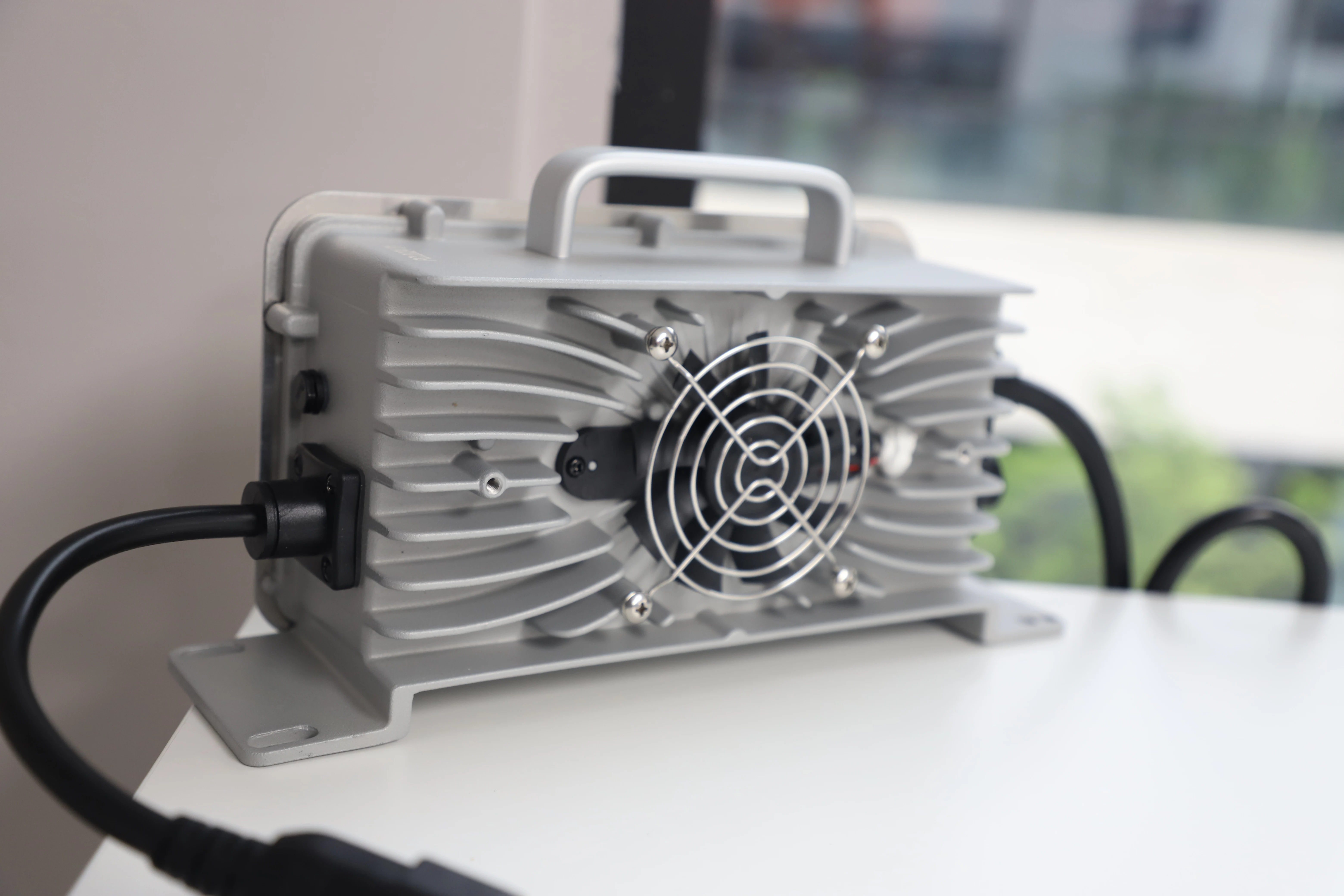 

Зарядное устройство для литиевой батареи постоянного тока 48 В 25 А для гольф-кара, морской газонокосилки для дома на колесах, троллингового двигателя, IP67, водонепроницаемое