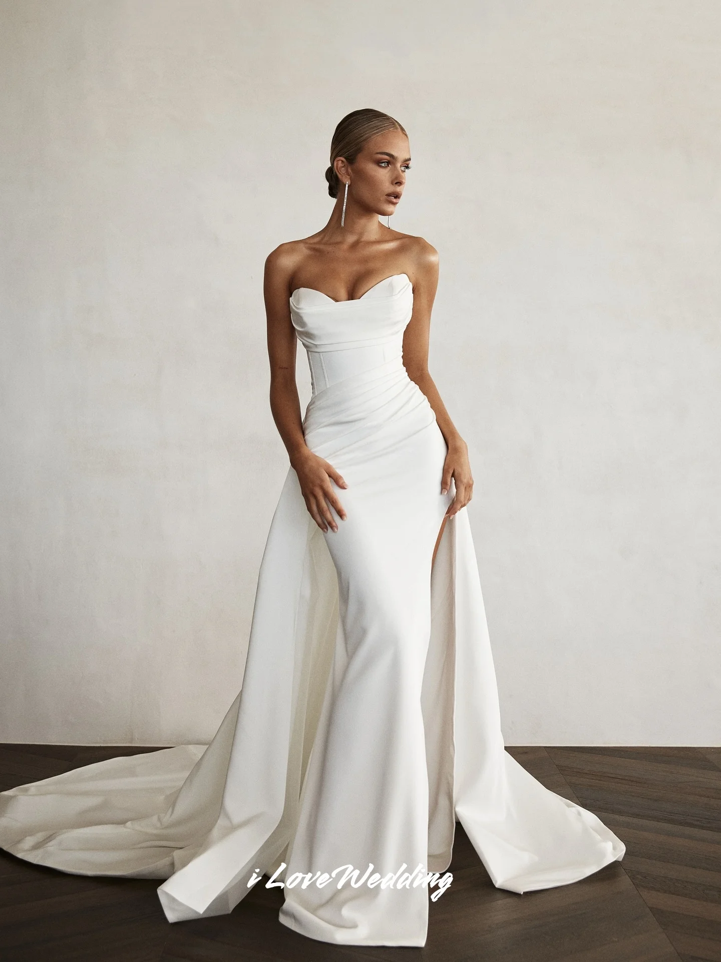

White Sweetheart Wedding Dresses 2025 Satin Sleeveless Mermaid Floor-Length Sweep Train Pleated Wedding Party Dresses Customized
