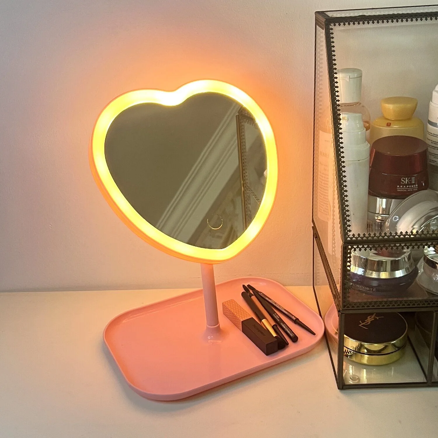 Heart-shaped LED Makeup Mirror with Light Desktop Women's Supplementary Light Small Mirror Desktop Portable Small Makeup Mirror