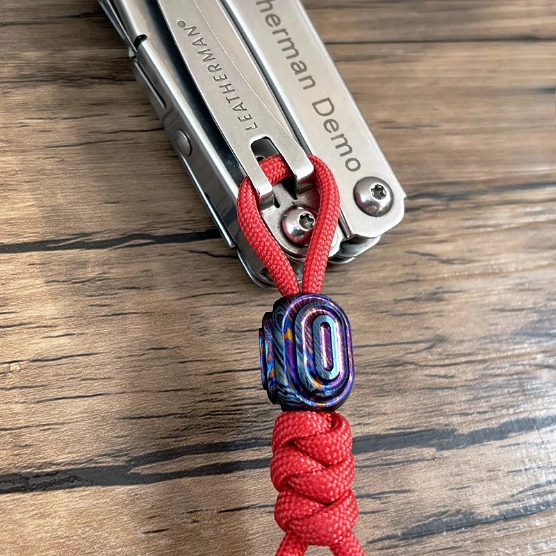 XGEDC チタン製マエストロフィンガーチップカードプッシャーペンダント（模様とエンドキャップ付き）- ストレス解消玩具